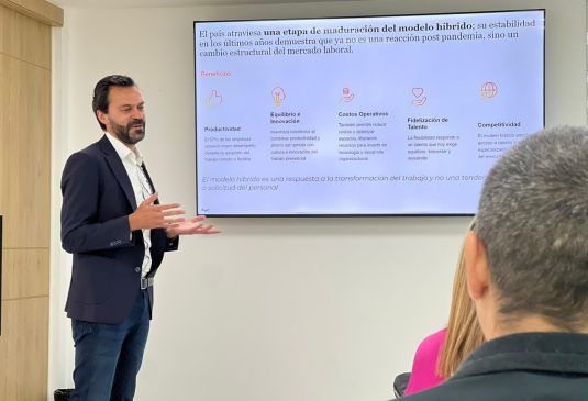 El trabajo híbrido redefine el liderazgo empresarial en Ecuador