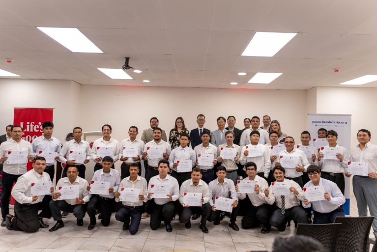 De aprender un oficio a construir un futuro: 30 jóvenes se especializan en tecnología Inverter